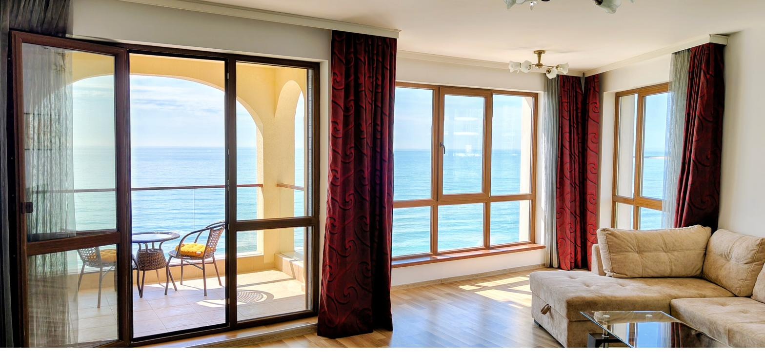 Beachfront A13 — Хол с панорамна морска гледка, Кабакум Плаза Варна